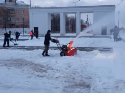 В Оренбурге продолжаются борьбу с последствиями снегопадов