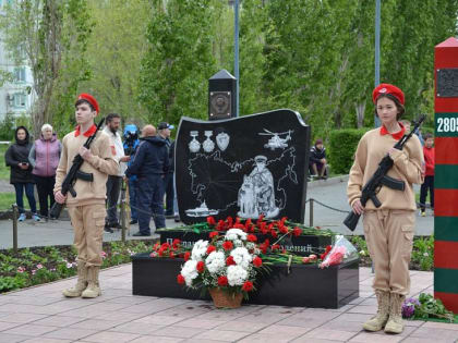 В Новотроицке открыли памятник пограничникам всех поколений