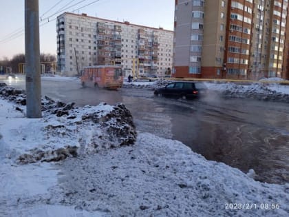 В Оренбурге на улице Амурской из-за утечки воды образовалось озеро