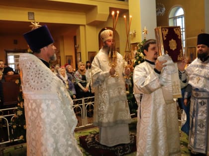 ПРЕОСВЯЩЕННЕЙШИЙ ИРИНЕЙ ВОЗГЛАВИЛ БОЖЕСТВЕННУЮ ЛИТУРГИЮ В ПЕТРОПАВЛОВСКОМ ХРАМЕ НОВОТРОИЦКА