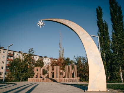 Девушка с роялем и бабочка на яблоке. Ясный объявил закупку топиари почти на миллион