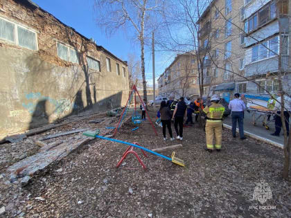 В Оренбурге прокуратура начала проверку по факту падения на ребенка облицовочного материала со стены дома