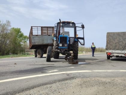 Зерно на обочине: КАМАЗ и трактор столкнулись под Соль-Илецком