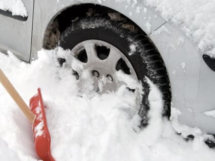 Оренбургские спасатели помогли застрявшим в снегу путешественникам