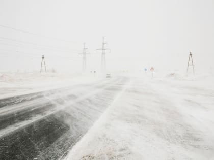 Из-за метели на трассе Оренбург-Орск опрокинулись две фуры