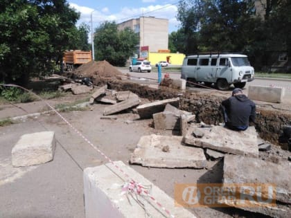 В Оренбурге во время ремонтных работ перекрыли единственный въезд во двор жилых домов