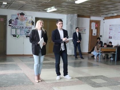 Поздравление преподавателей, сотрудников и студентов с Международным женским днем