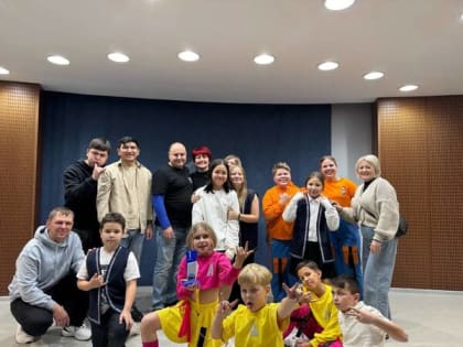 Команда КВН из Орска «Дочки-сыночки» победила на фестивале в Екатеринбурге. Кубок вручал актер «Уральских пельменей»