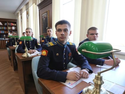 Президентские кадеты приступили к сдаче ЕГЭ