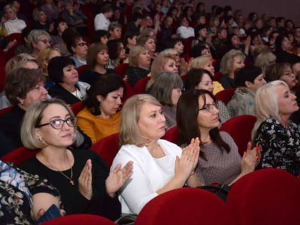 В Оренбурге поздравили женщин-педагогов с наступающим 8 марта
