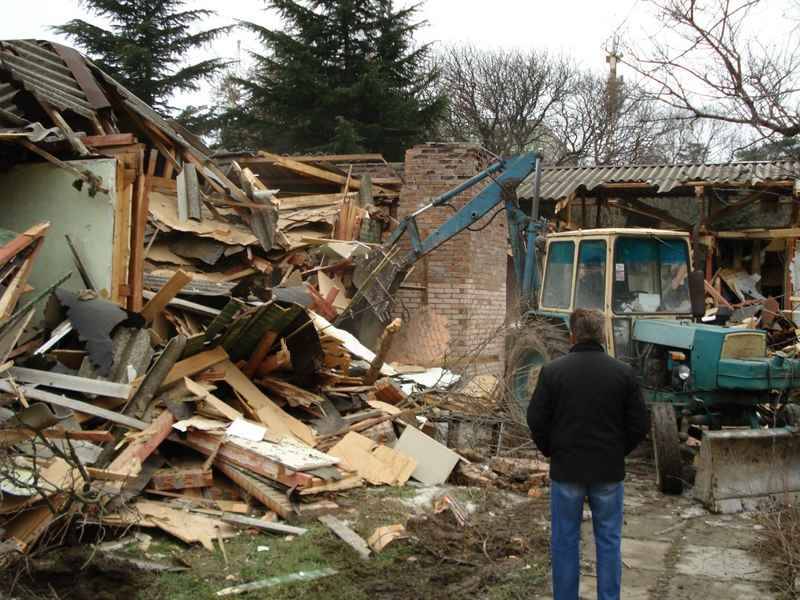 Демонтаж объектов недвижимости. Демонтаж домов. Демонтаж загородных домов. Разобранный дом. Демонтаж Сараев.