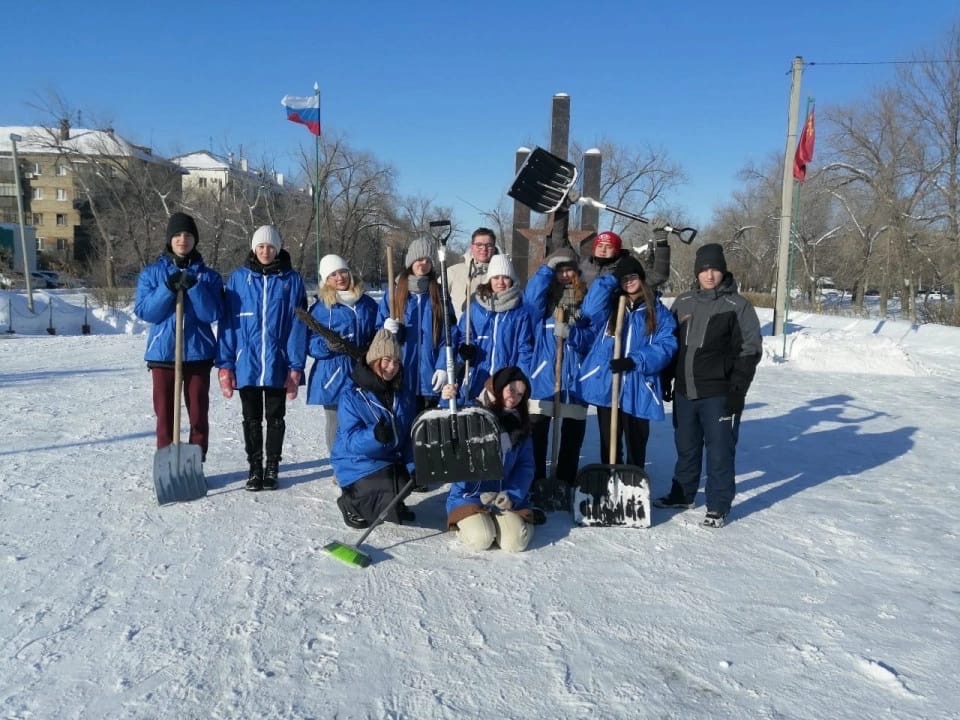 Волонтеры орск. Афганцы Орска. Волонтеры очищают от снега памятники. Орск сегодня. Памятник волонтерам.