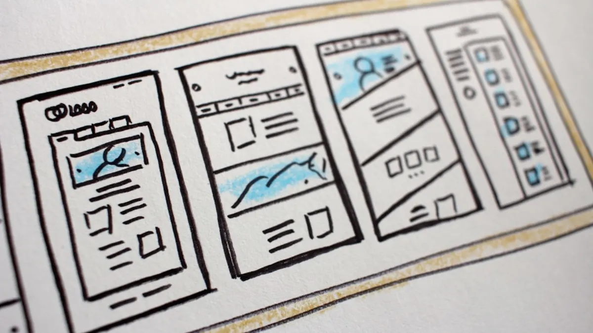 Empresária comparando uma landing page com a estrutura de um site completo