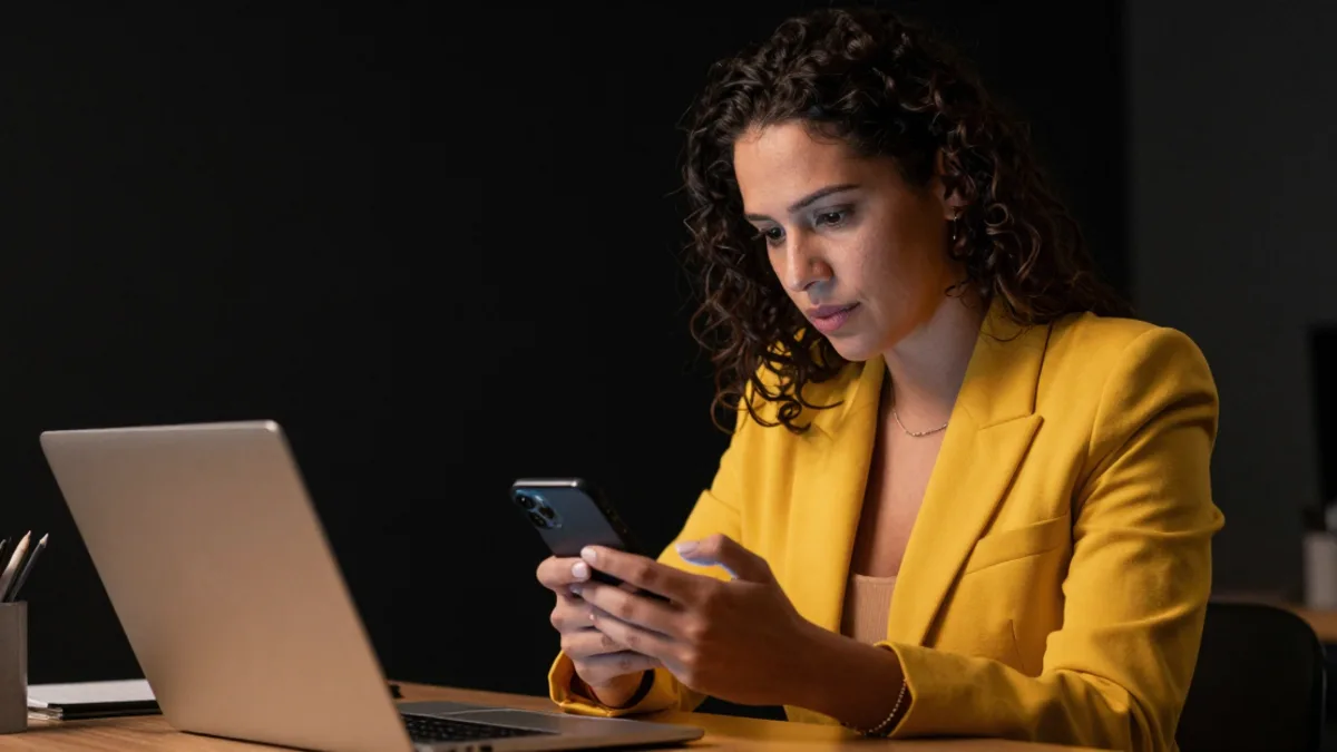 Empresária comparando opções de biolink no celular para divulgar sua empresa