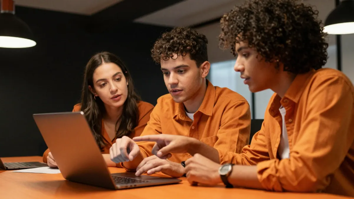 Equipe de pequena empresa revisando práticas de segurança no e-mail