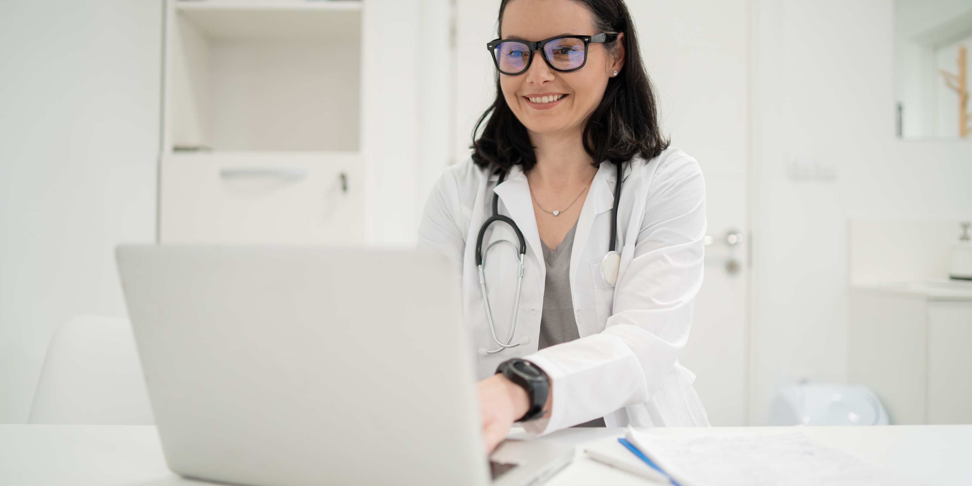 How AI Supports Evidence-Based Decisions in Hospitals and Clinics article hero image
