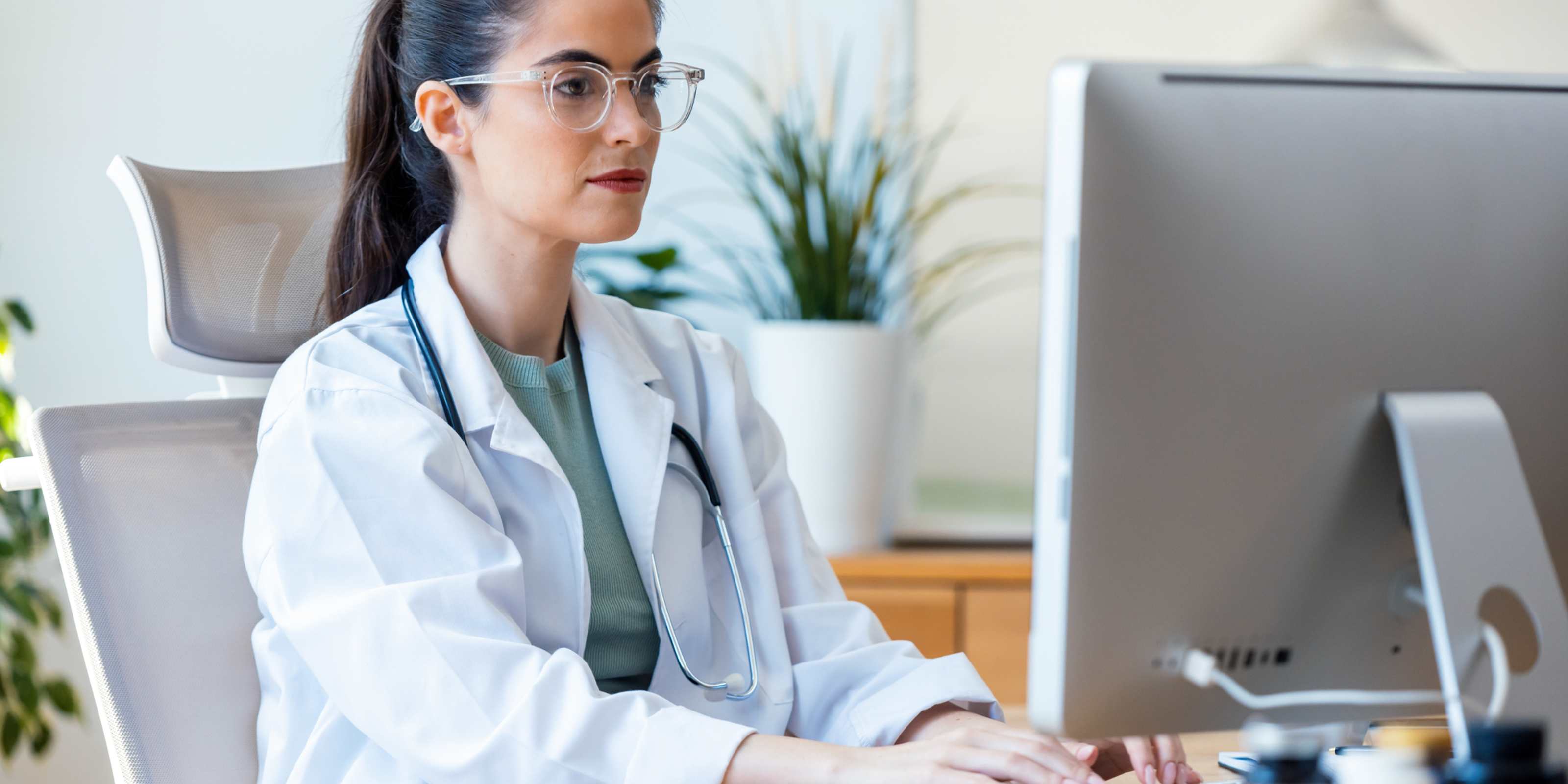 10 Best Practices for Clinicians Integrating AI in Daily Workflows article hero image