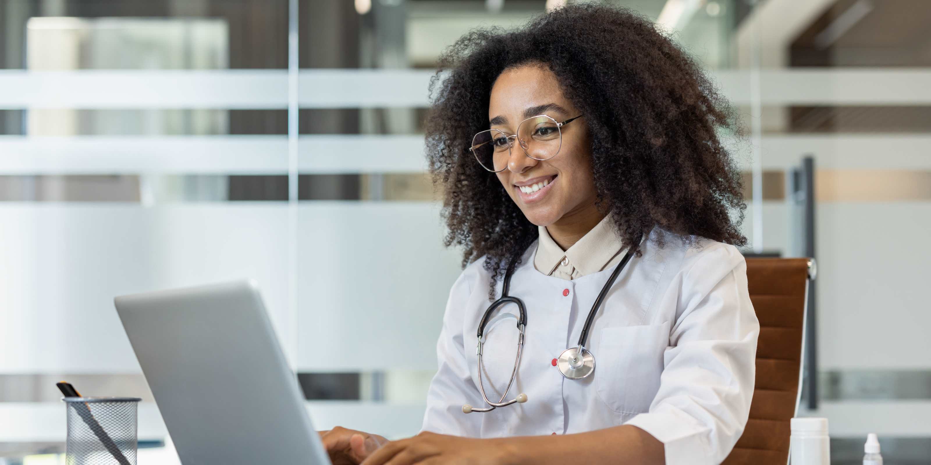 What Is a Medical AI Assistant or Chatbot? Top Use Cases for Doctors, Plus Doximity Versus OpenEvidence article hero image