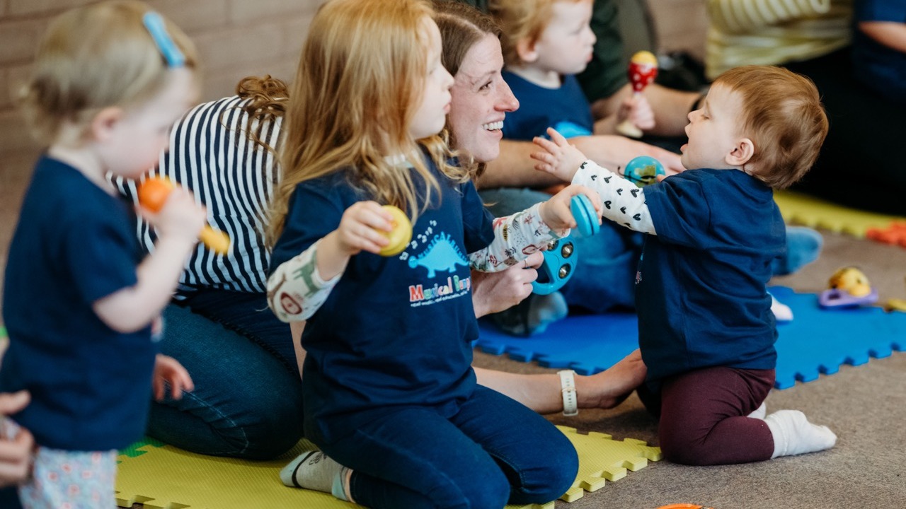 Singing fun for CHILDREN aged 2-3 years