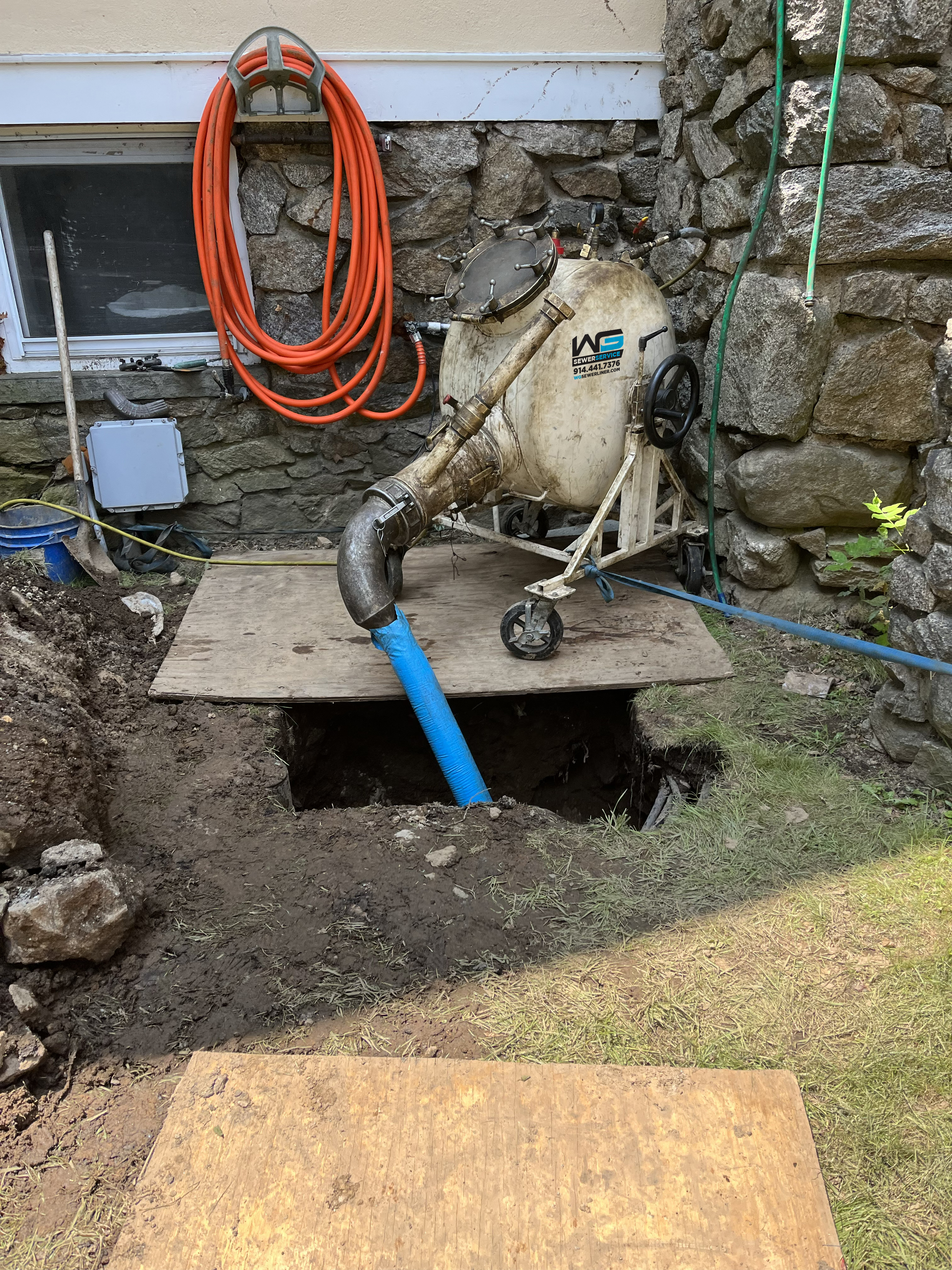 Trenchless sewer liner installation