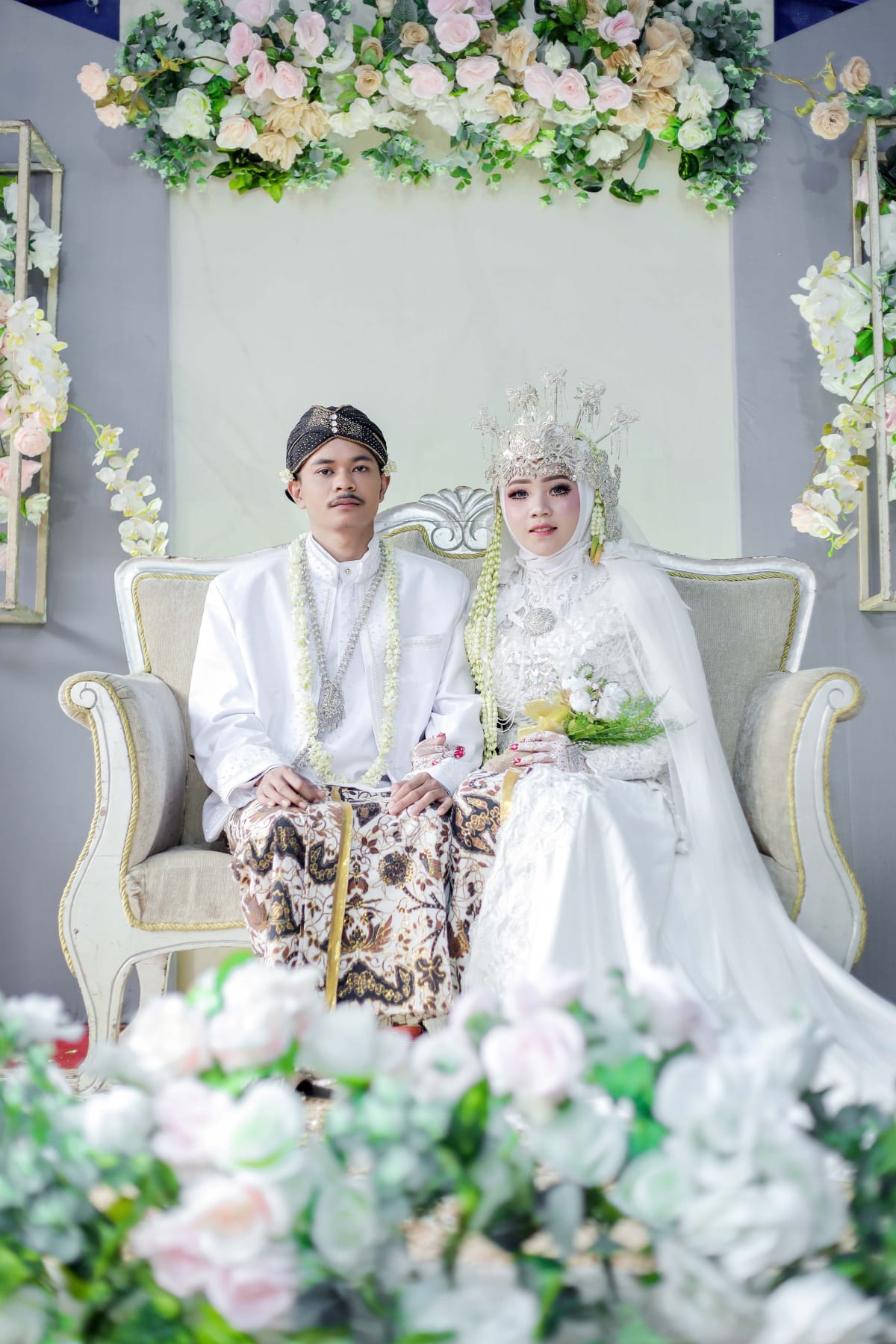 Should Muslims sit together or apart at weddings?