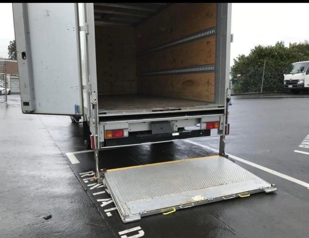 Large Box Truck with Tail Lift 17-20 Cubic metres - Image 2