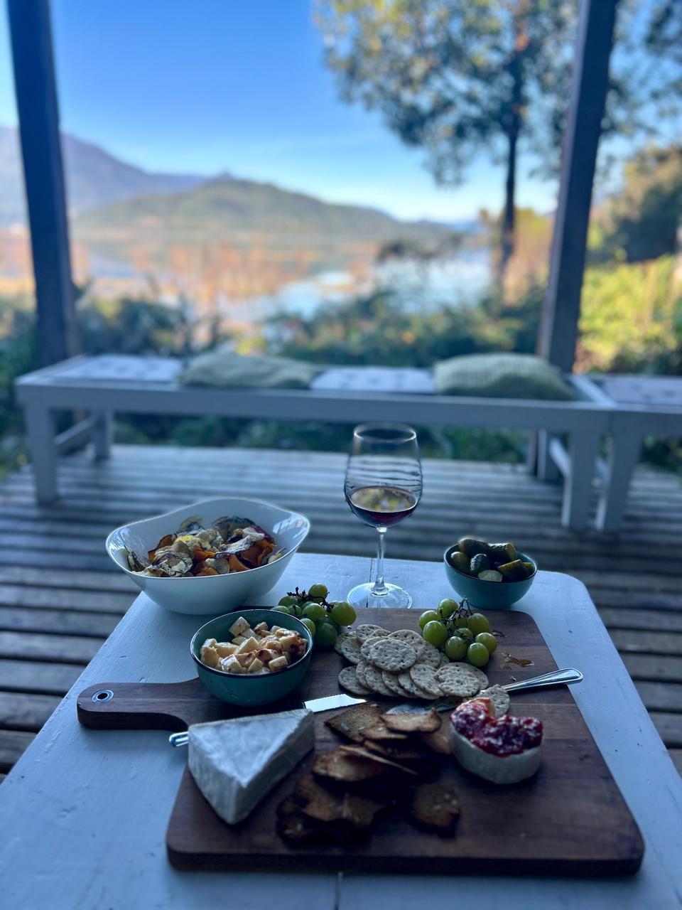 Tabla de gastronomía local con vista al fiordo