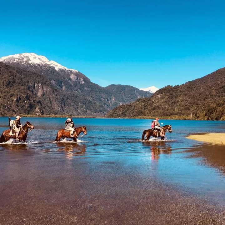 Cabalgata entre lagos y montañas de la región