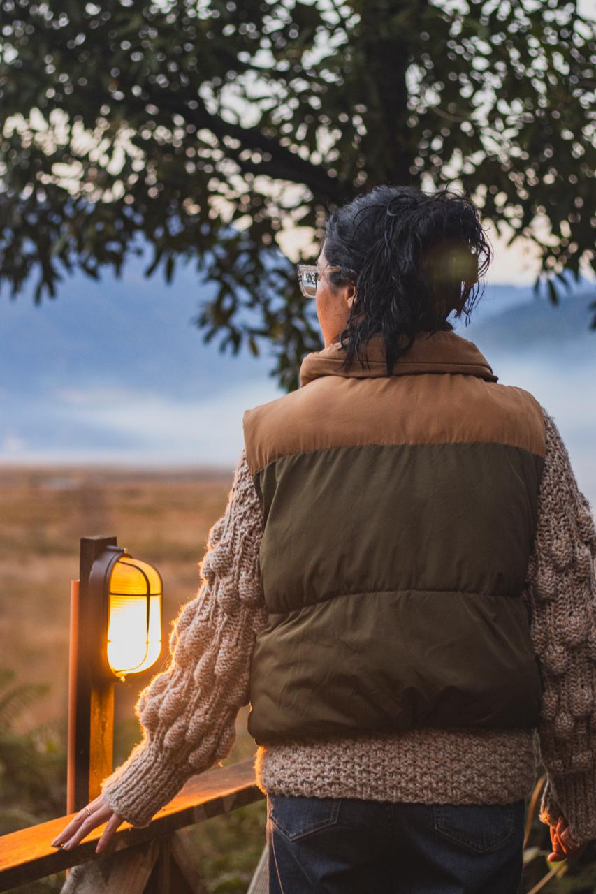 Momento de contemplación frente al paisaje de Ralún