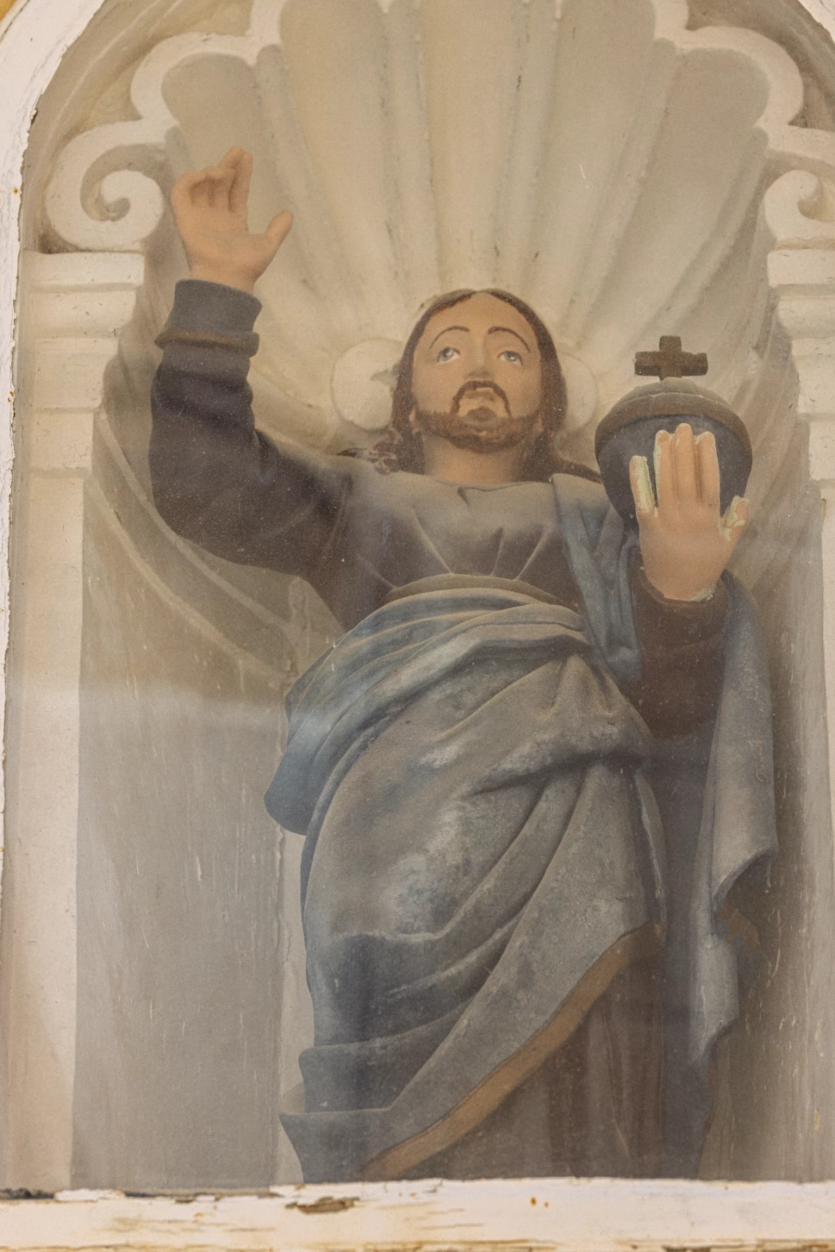 Christ the Saviour niche on 42 Triq Arċipriet Saver Cassar, Victoria (Rabat), Gozo