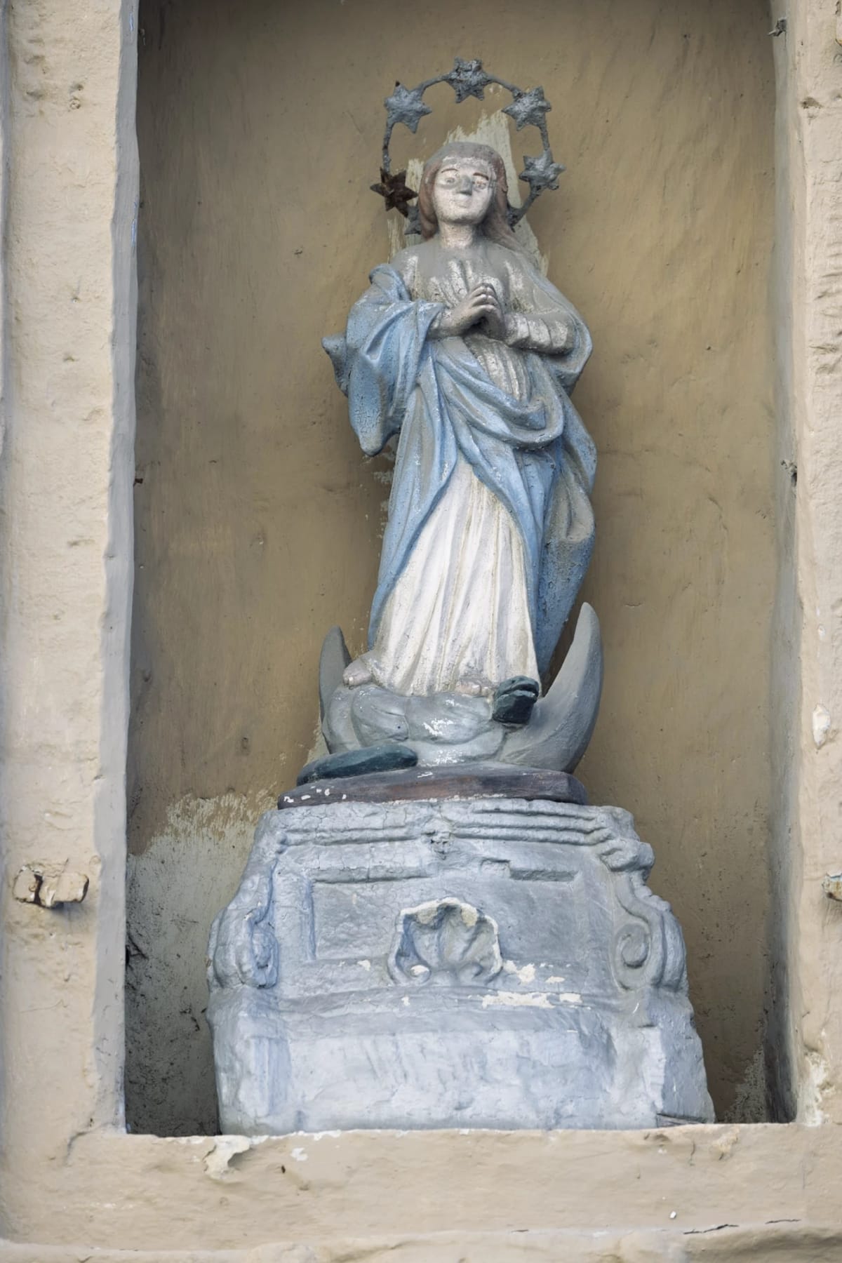 Immaculate Conception niche on Pjazzetta fuq Tomba, Victoria (Rabat), Gozo — carved stonework detail