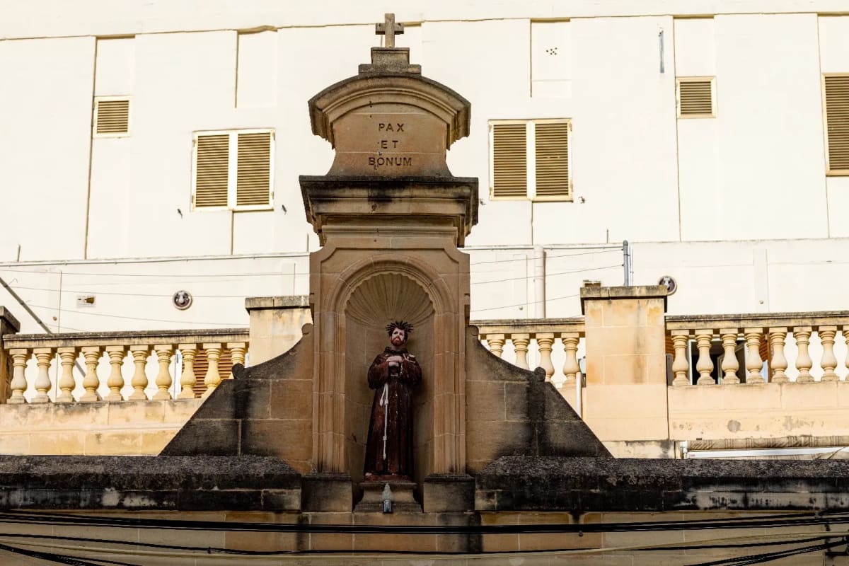 Francis (Pax et Bonum) niche on Triq Taħt Putirjal, Victoria (Rabat), Gozo