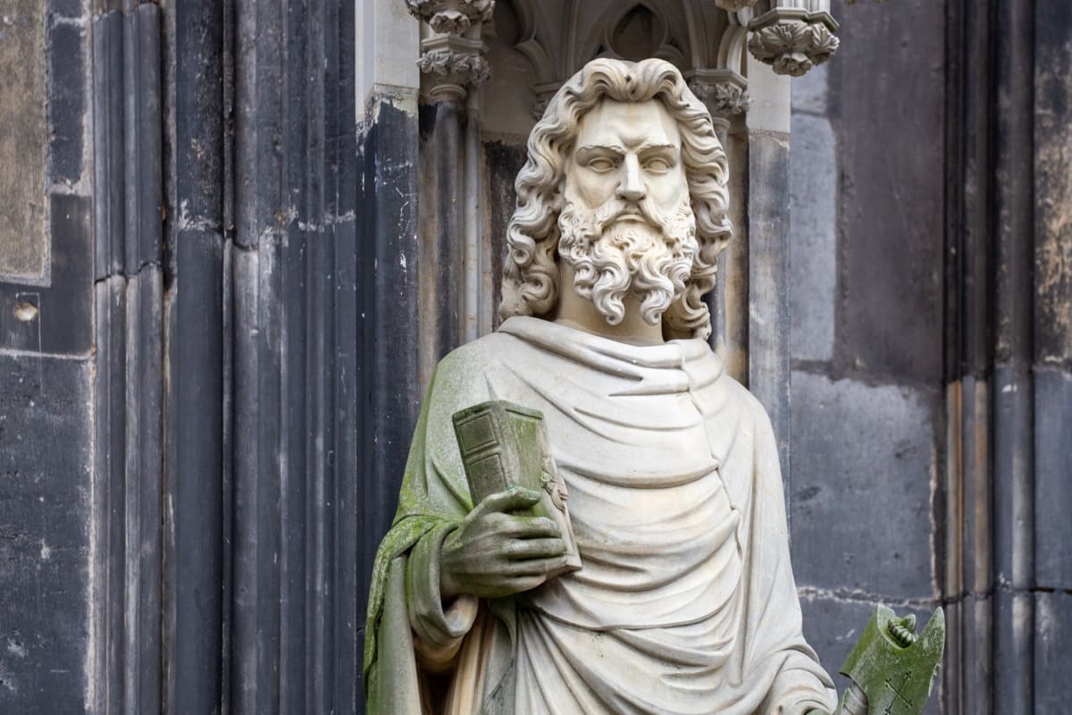 Whispers in Stone: An Intimate Look at Cologne Cathedral's Architectural Details
