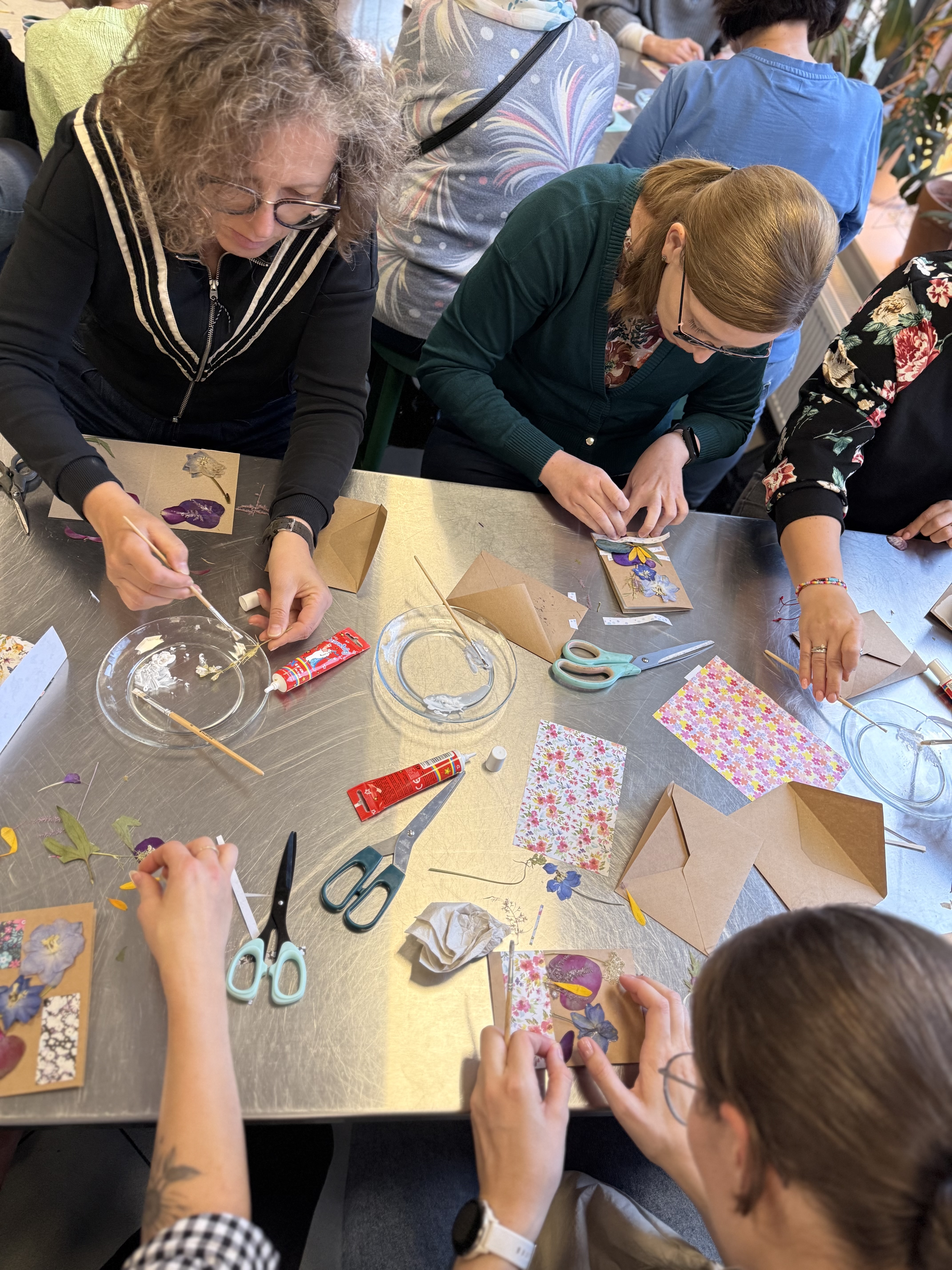 Relacja z warsztatów: kartki dekoracyjne z suszonych kwiatów 🌸