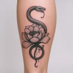 Le même tatouage sur mollet