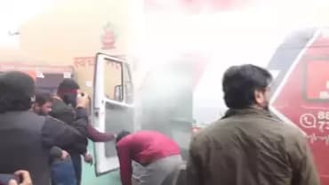 महाकुंभ में भगदड़ के बीच एंबुलेंस में लगी आग, बड़ा हादसा टला
