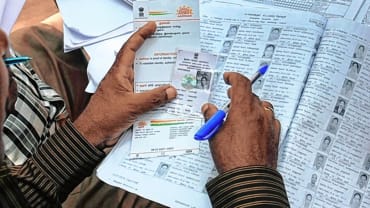 Aadhar-voter ID linking: वोटर आईडी से आधार लिंक करना हुआ अनिवार्य