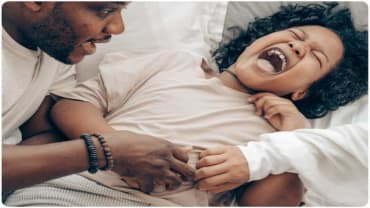 बच्चों को हंसाने का सही तरीका: ज्यादा गुदगुदी से हो सकता है नुकसान!