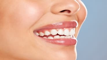 Teeth Whitening Tips: संतरे के छिलके से पाएं मोती जैसे सफेद दांत, जानें आसान घरेलू उपाय
