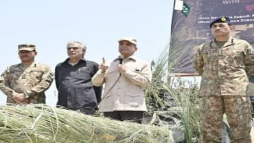 शहबाज शरीफ का आर्मी बेस दौरा: टैंक पर चढ़े, सेना की तारीफ में लिखेंगे किताब, भारत को दी चेतावनी