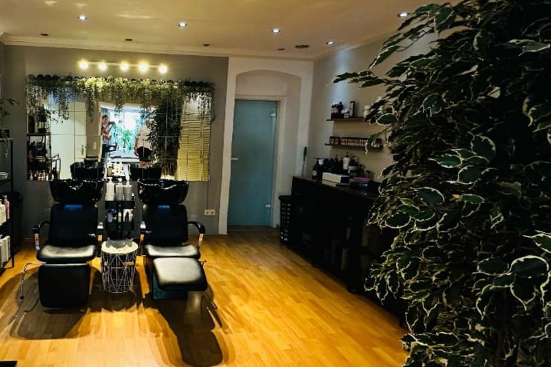 Beauty Lounge Cut & Style Nails & style