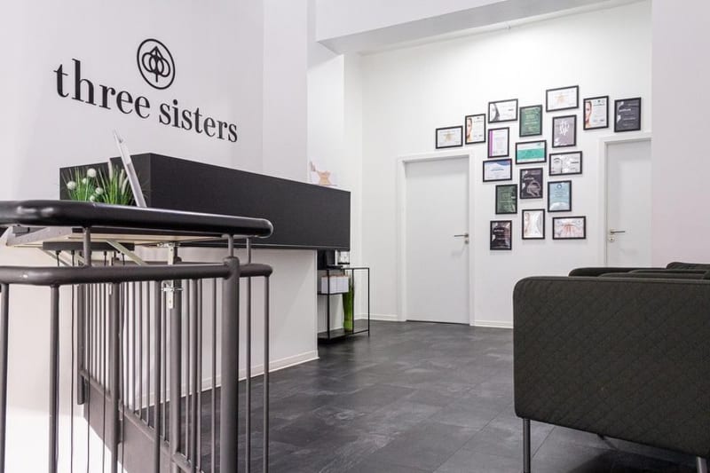 Three Sisters Beauty & Cosmetic, Mitte