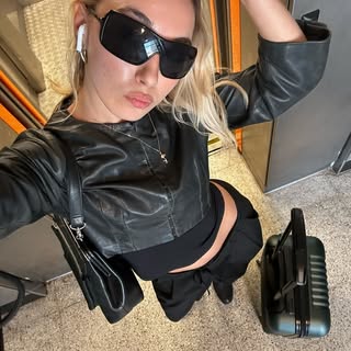 @elishalouise_