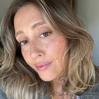 @rachaelholdingmakeup