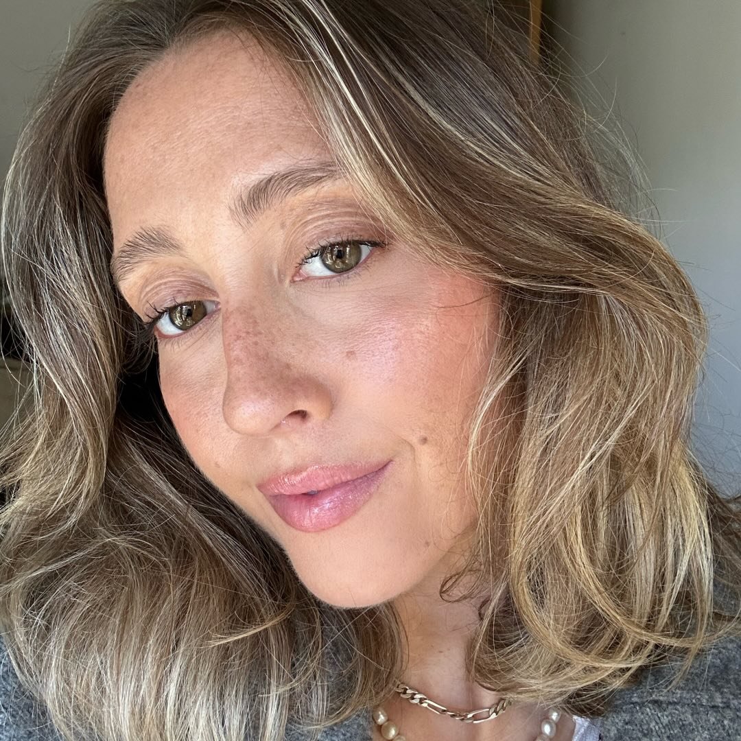@rachaelholdingmakeup