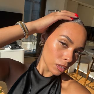 @halleshenton