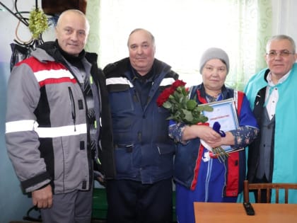 Алексей Фёдоров вручил Памятный знак работнице СПК «Межениновский»
