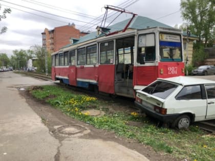 Женщина попала в больницу после столкновения ВАЗа с трамваем в Томске