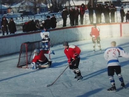 Александр Михкельсон поможет благоустроить хоккейную коробку в Могочине