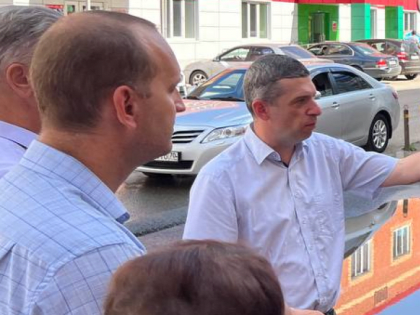 Андрей Петров инициировал встречу жителей пер. Карский,1 с администрацией
